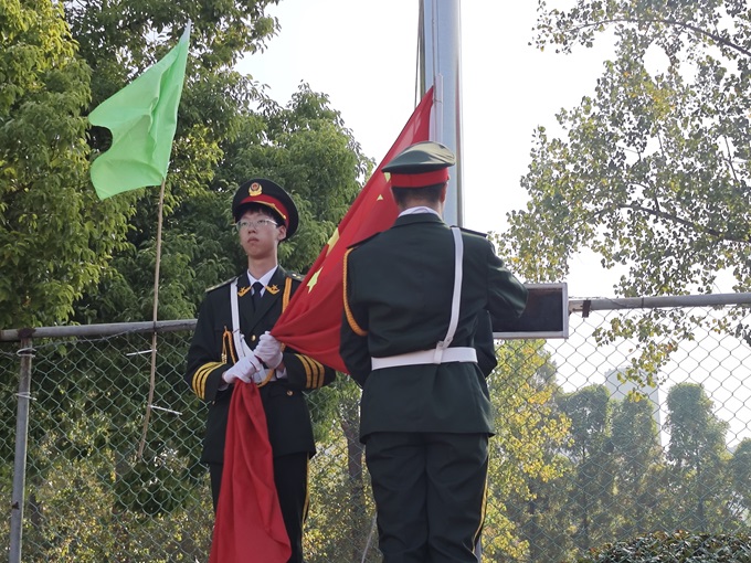 升國(guó)旗，迎國(guó)慶——九江三中舉行升國(guó)旗儀式